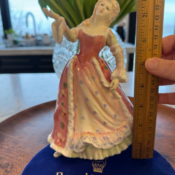 Royal Doulton Pretty Ladies Figurine "Caroline" HN3694. - Picture 7 of 8